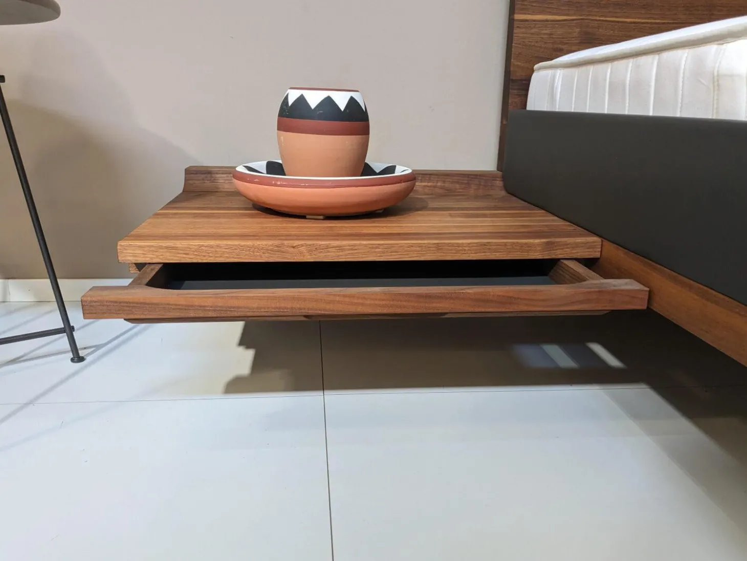 Bett Riletto Massivholz Nussbaum Lederbettseiten L7 Anthrazit Mit 2 Konsolen Ohne Matratze Und Lattenrost