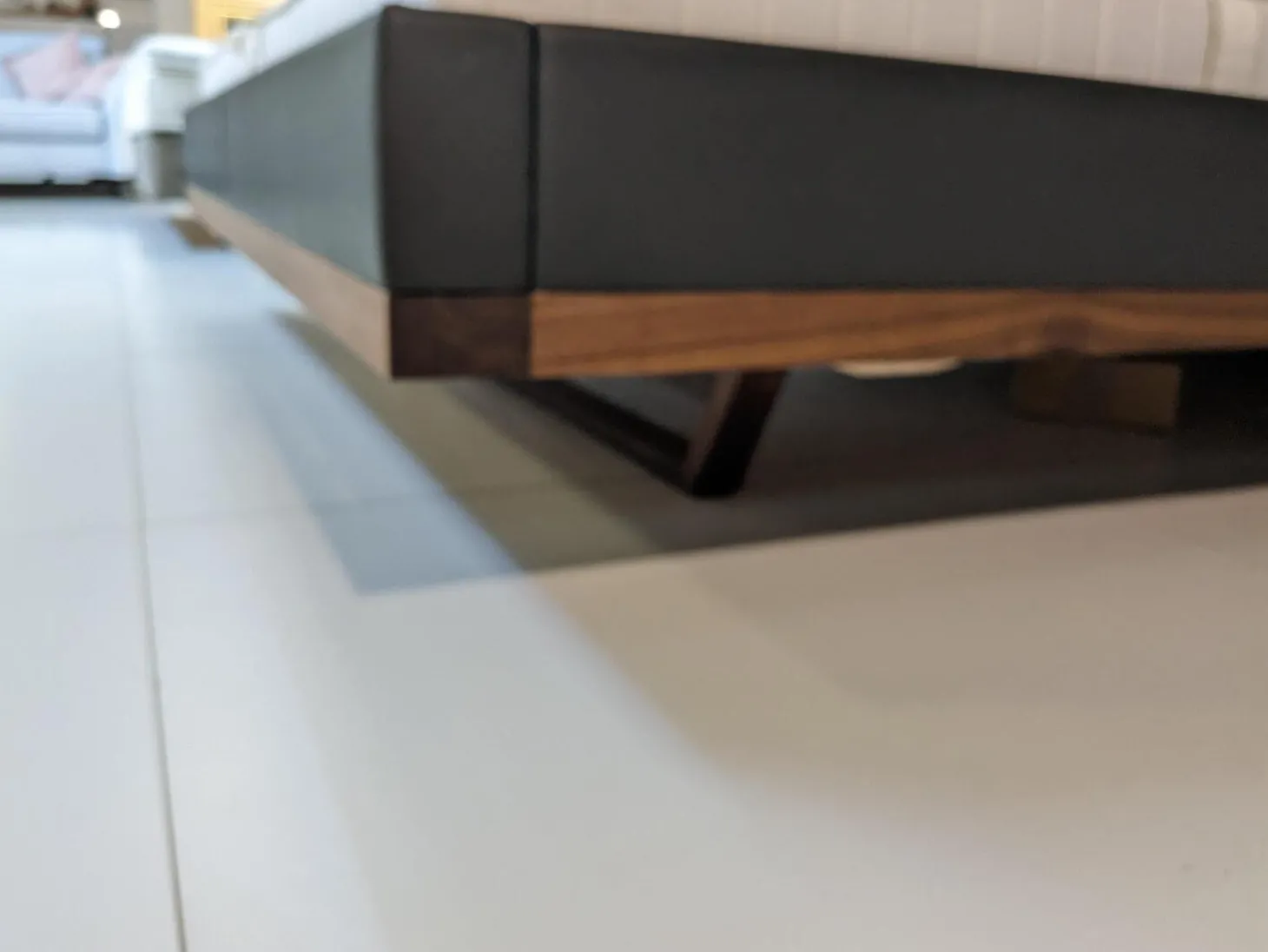 Bett Riletto Massivholz Nussbaum Lederbettseiten L7 Anthrazit Mit 2 Konsolen Ohne Matratze Und Lattenrost