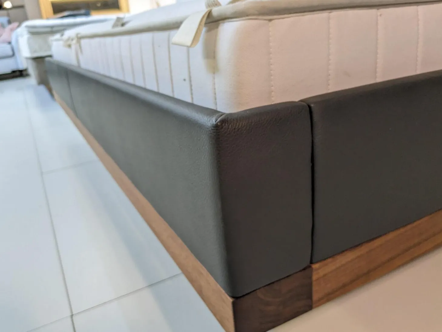 Bett Riletto Massivholz Nussbaum Lederbettseiten L7 Anthrazit Mit 2 Konsolen Ohne Matratze Und Lattenrost