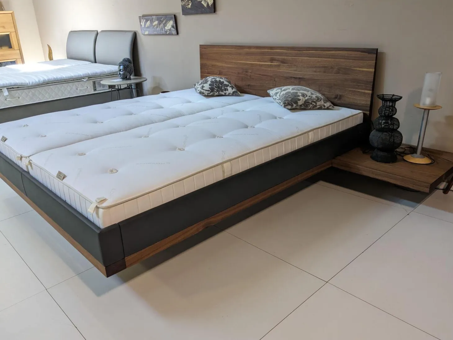 Bett Riletto Massivholz Nussbaum Lederbettseiten L7 Anthrazit Mit 2 Konsolen Ohne Matratze Und Lattenrost