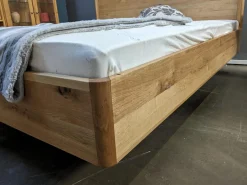 Bett Times Eiche Wild Naturöl mit Holzhaupt ohne Lattenrost und Matratzen