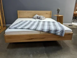 Bett Times Eiche Wild Naturöl mit Holzhaupt ohne Lattenrost und Matratzen