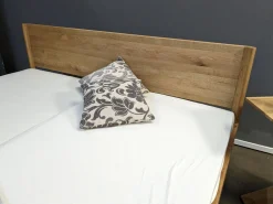 Bett Times Eiche Wild Naturöl mit Holzhaupt ohne Lattenrost und Matratzen