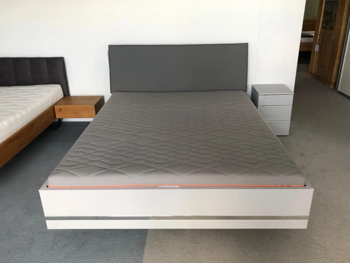 Bettanlage Concept Me 500 S9 Seidengrau ohne Lattenrost ohne Matratze mit Nachttisch Alegro