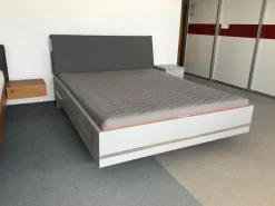 Bettanlage Concept Me 500 S9 Seidengrau ohne Lattenrost ohne Matratze mit Nachttisch Alegro