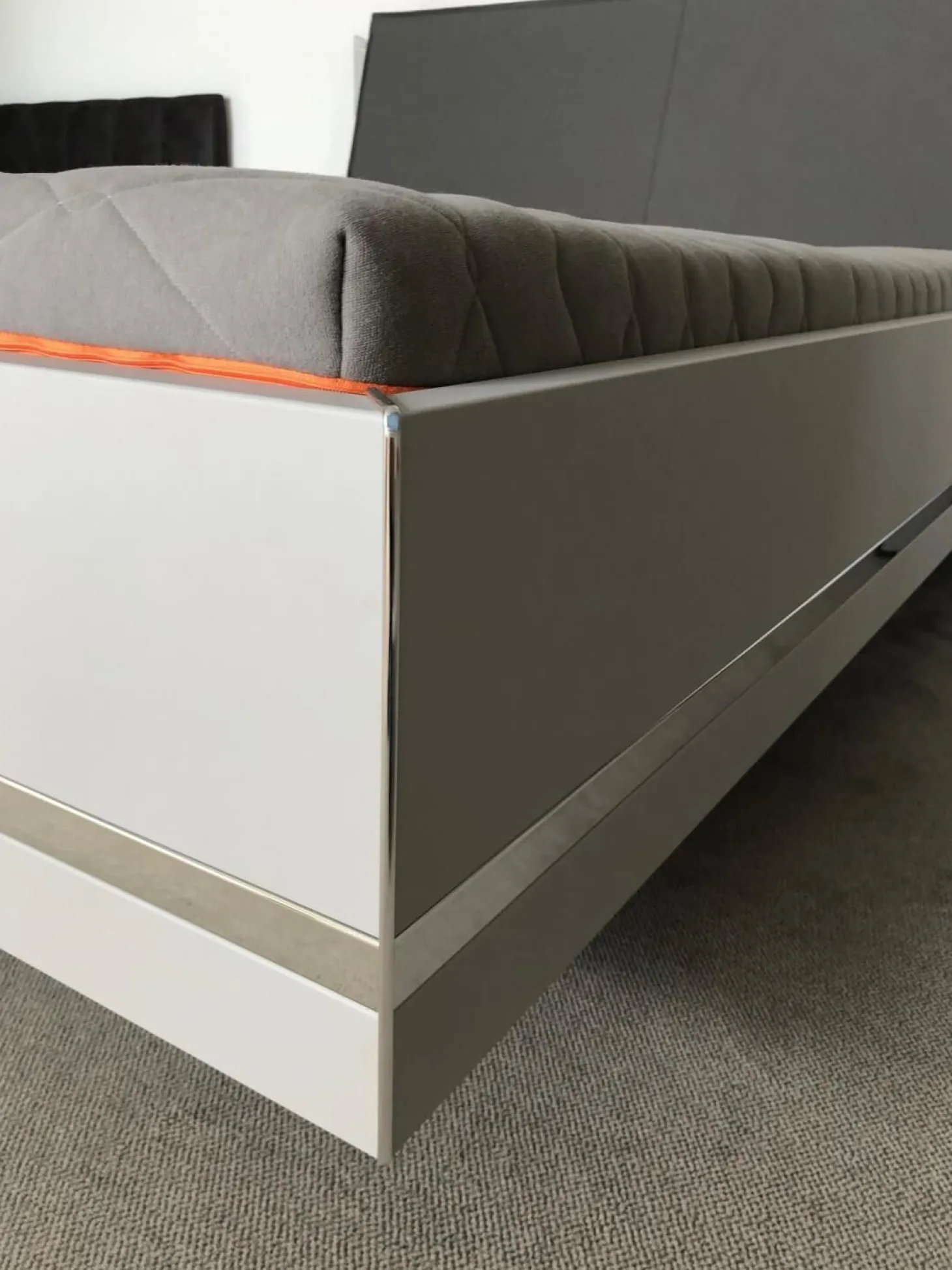 Bettanlage Concept Me 500 S9 Seidengrau ohne Lattenrost ohne Matratze mit Nachttisch Alegro