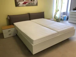 Bettanlage Modell Now! No. 14 Kunstleder Taupe Lack Weiß mit 2 Nachtkonsolen