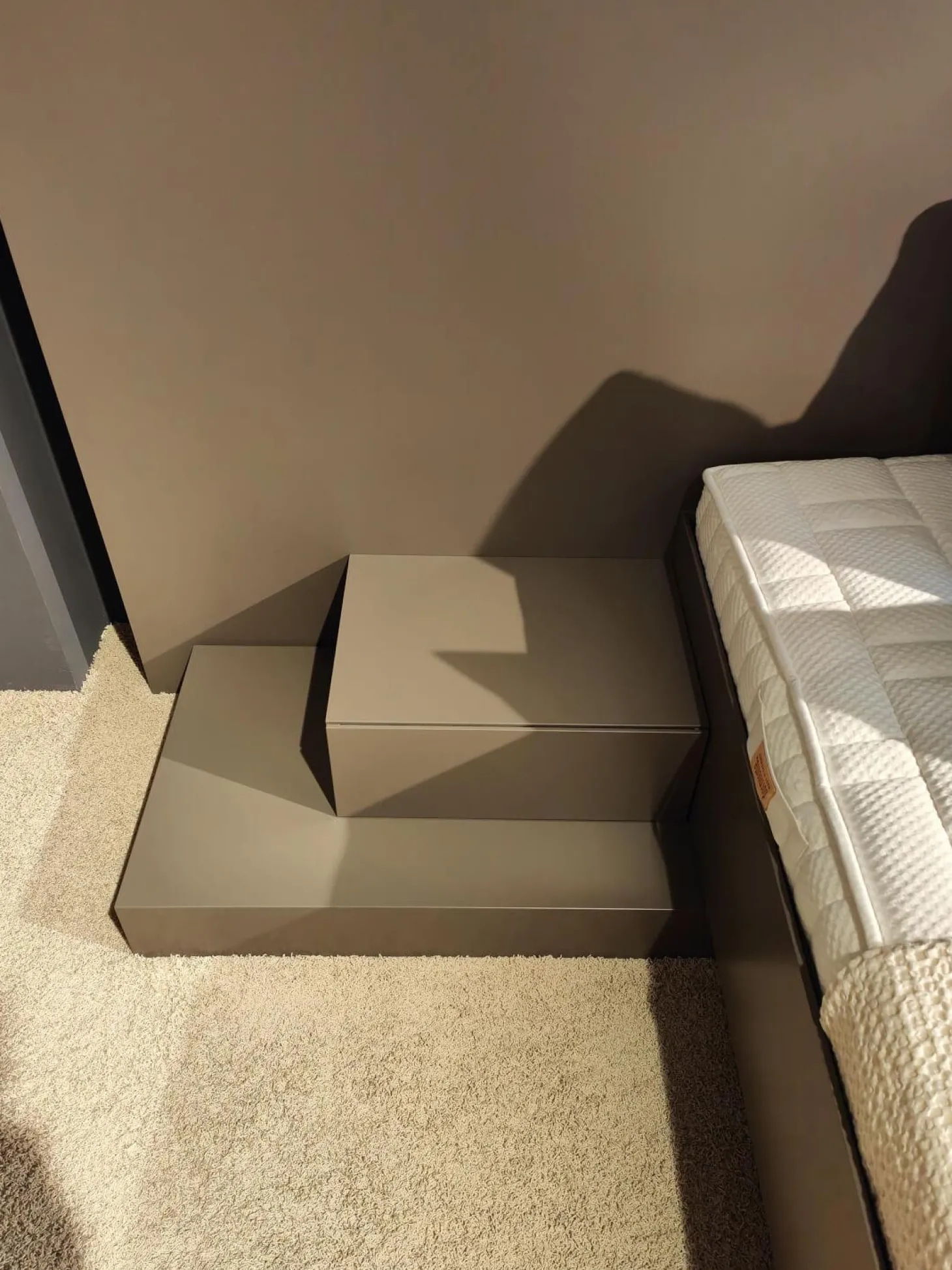 Bettanlange Lack Taupe Beige Braun Ohne Lattenrost Ohne Matratze Sowie Dekoration