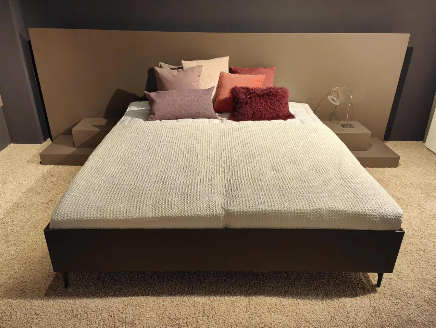 Bettanlange Lack Taupe Beige Braun Ohne Lattenrost Ohne Matratze Sowie Dekoration