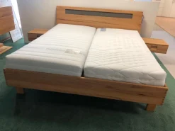 Bettgestell Casa Mio Kernbuche Massiv Natur Geölt Kopfteil Mit Glaseinsatz Havanna Grau Satiniert Füße Verzinkt Inklusive 2 Hängekonsolen ohne Matratzen ohne Lattenrost