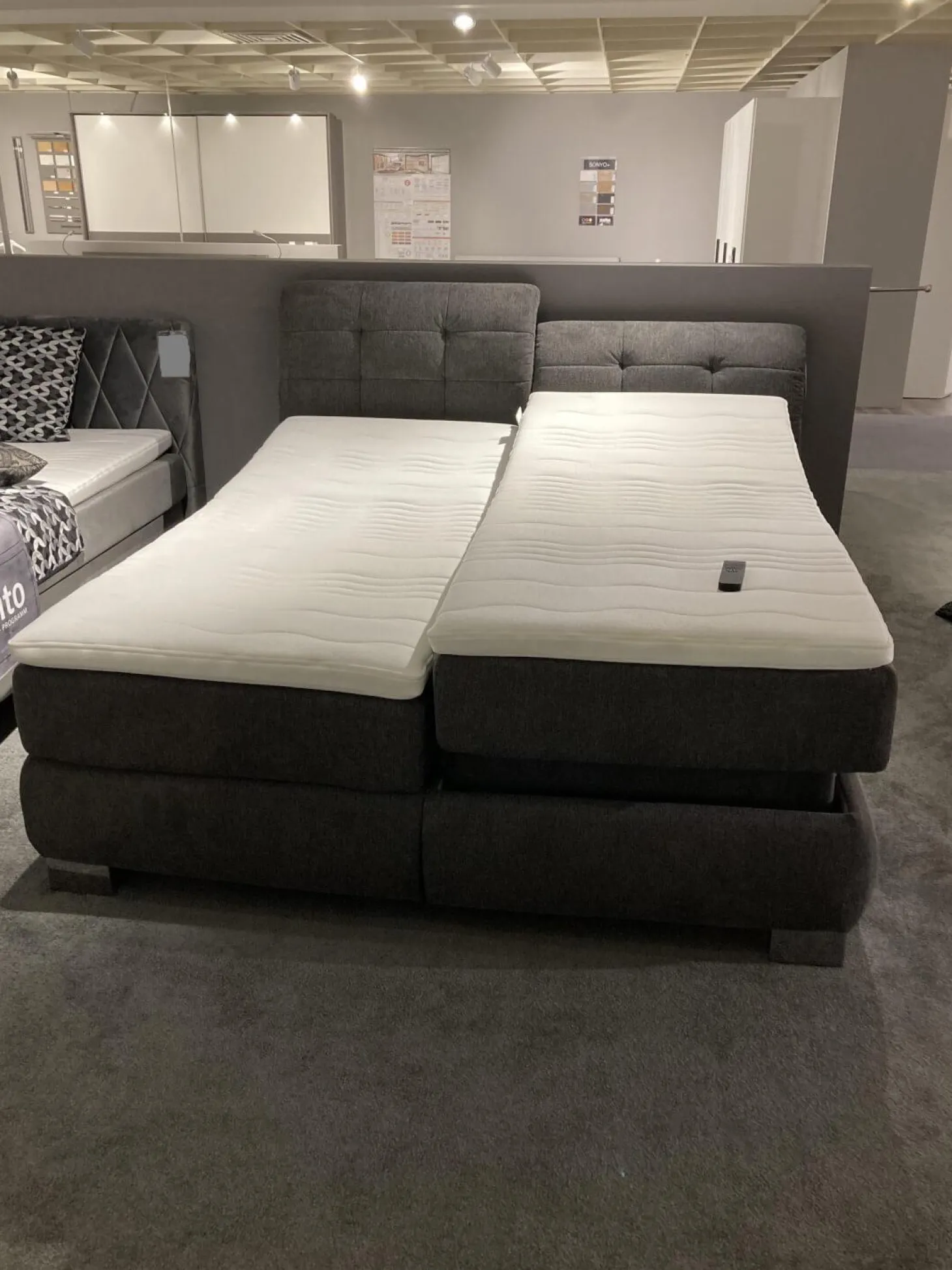 Boxspringbett BX21015 Stoff Brego Anthrazit 321200 Kopfteil 0852KV Mit Funktion Metallfuß M09 10 Chrom Mit Matratze Und Topper