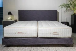 Boxspringbett Fine Stoff Passion Blau Füße Cube Wenge mit 2 Obermatratzen