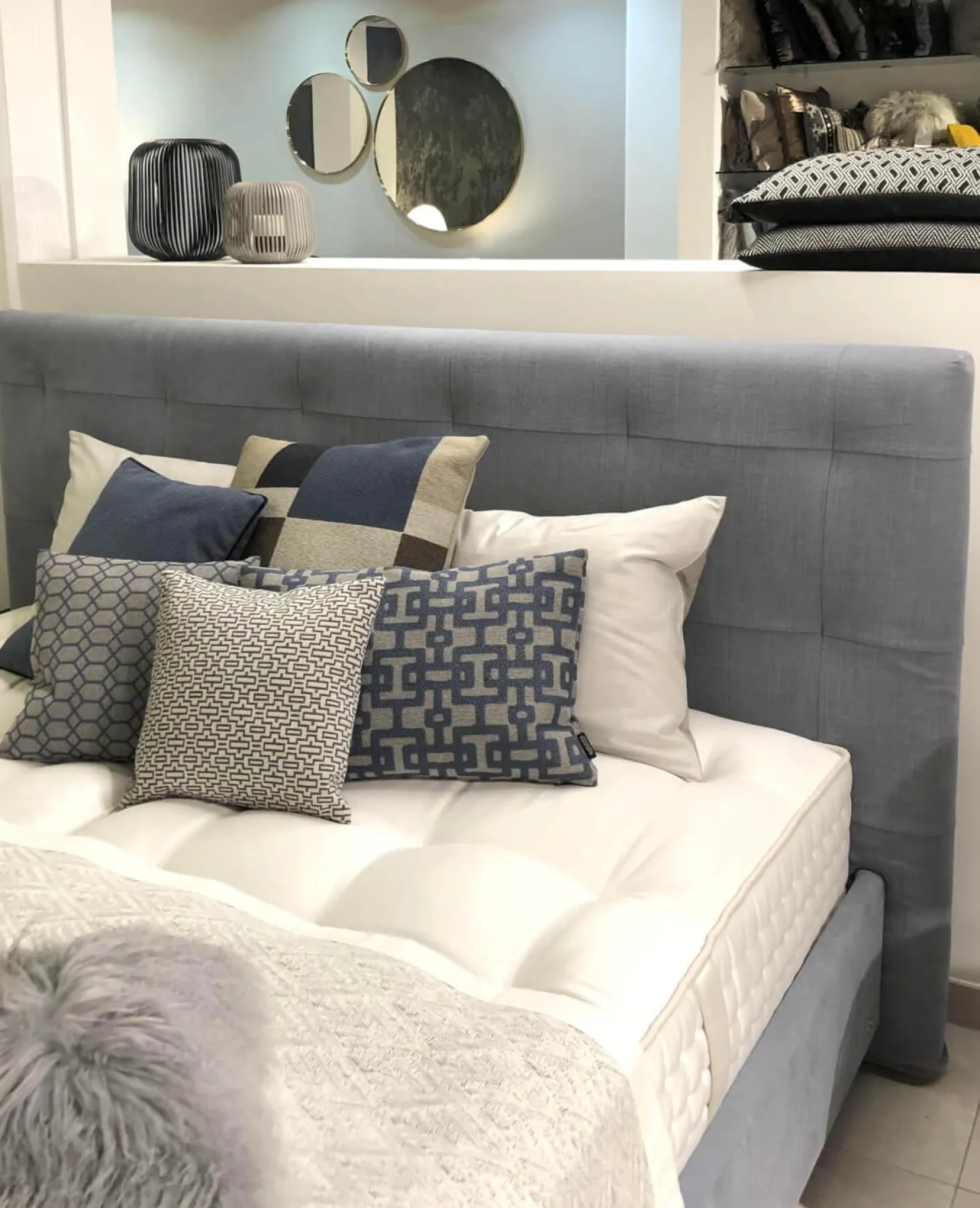 Boxspringbett Gala Rahmen 28M 3B Stoff Nils 440 Sky Grau Blau Kopfteil Quadro Füße Eiche Wenge Inklusive 2 Matratzen Divina