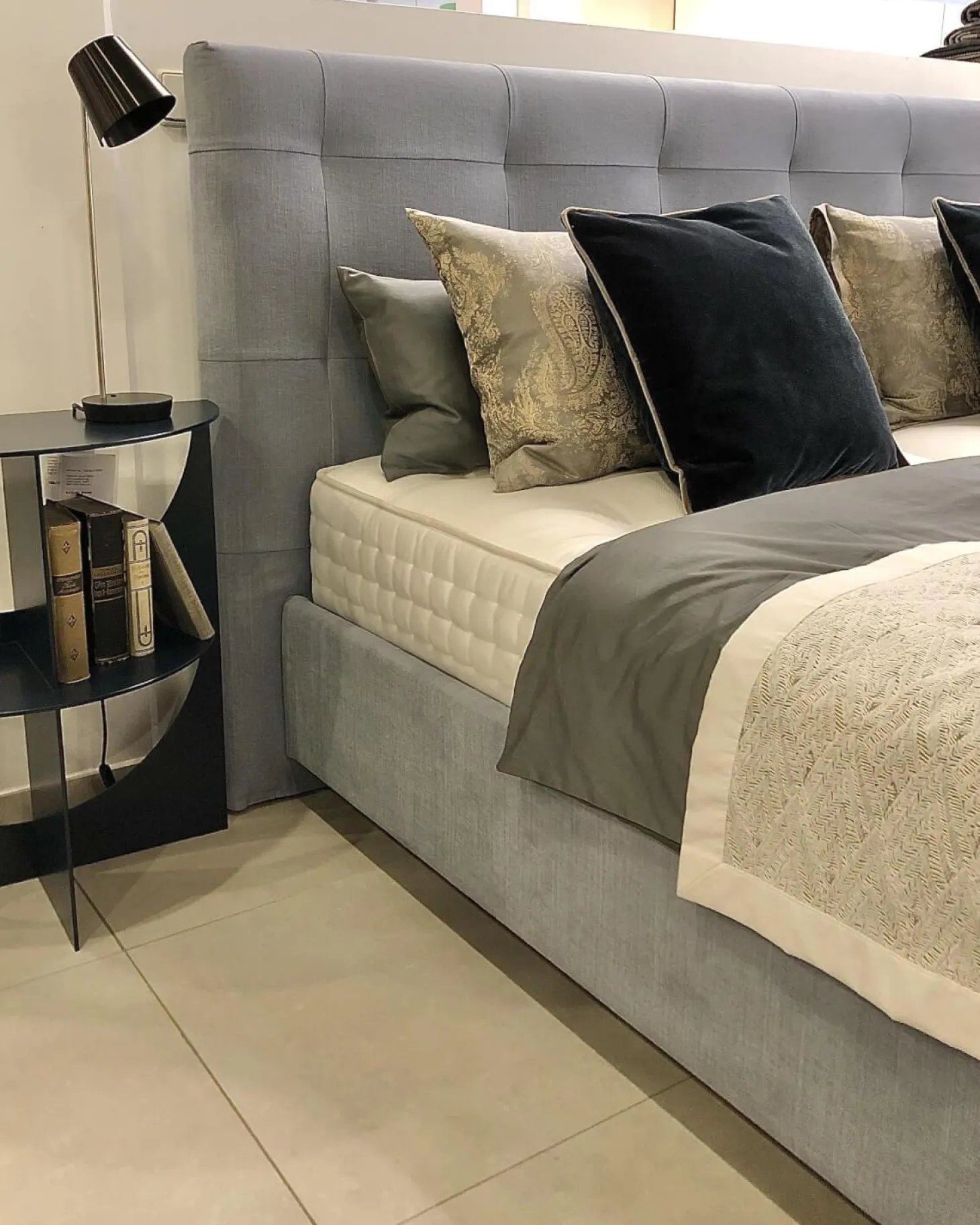 Boxspringbett Gala Rahmen 28M 3B Stoff Nils 440 Sky Grau Blau Kopfteil Quadro Füße Eiche Wenge Inklusive 2 Matratzen Divina