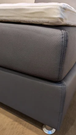 Boxspringbett Royal Kunstleder 630400 Santiago Anthrazit Matratzenbezug Gelocht Füße Alufarbig Mit Matratze Und Topper