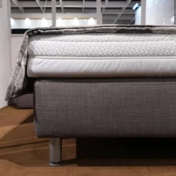 Boxspringbett Santino Stoff 6605 7567 Grau Füße Alufarbig Inklusive Matratzen Und Nachttische
