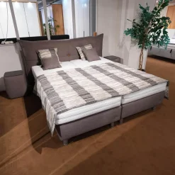 Boxspringbett Santino Stoff 6605 7567 Grau Füße Alufarbig Inklusive Matratzen Und Nachttische