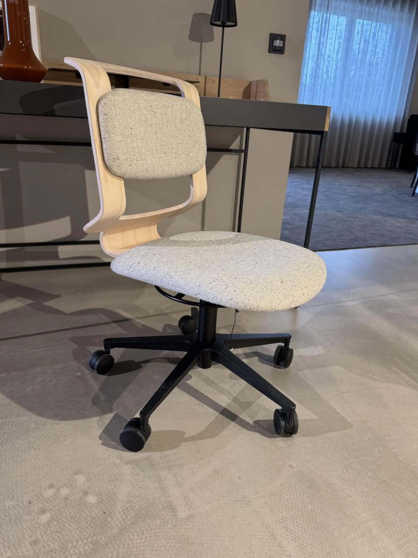 Bürodrehstuhl Kids Polsterung Stoff Ripley 101 Grau Rücken Eiche Weißgeölt Drehgestell Schwarz