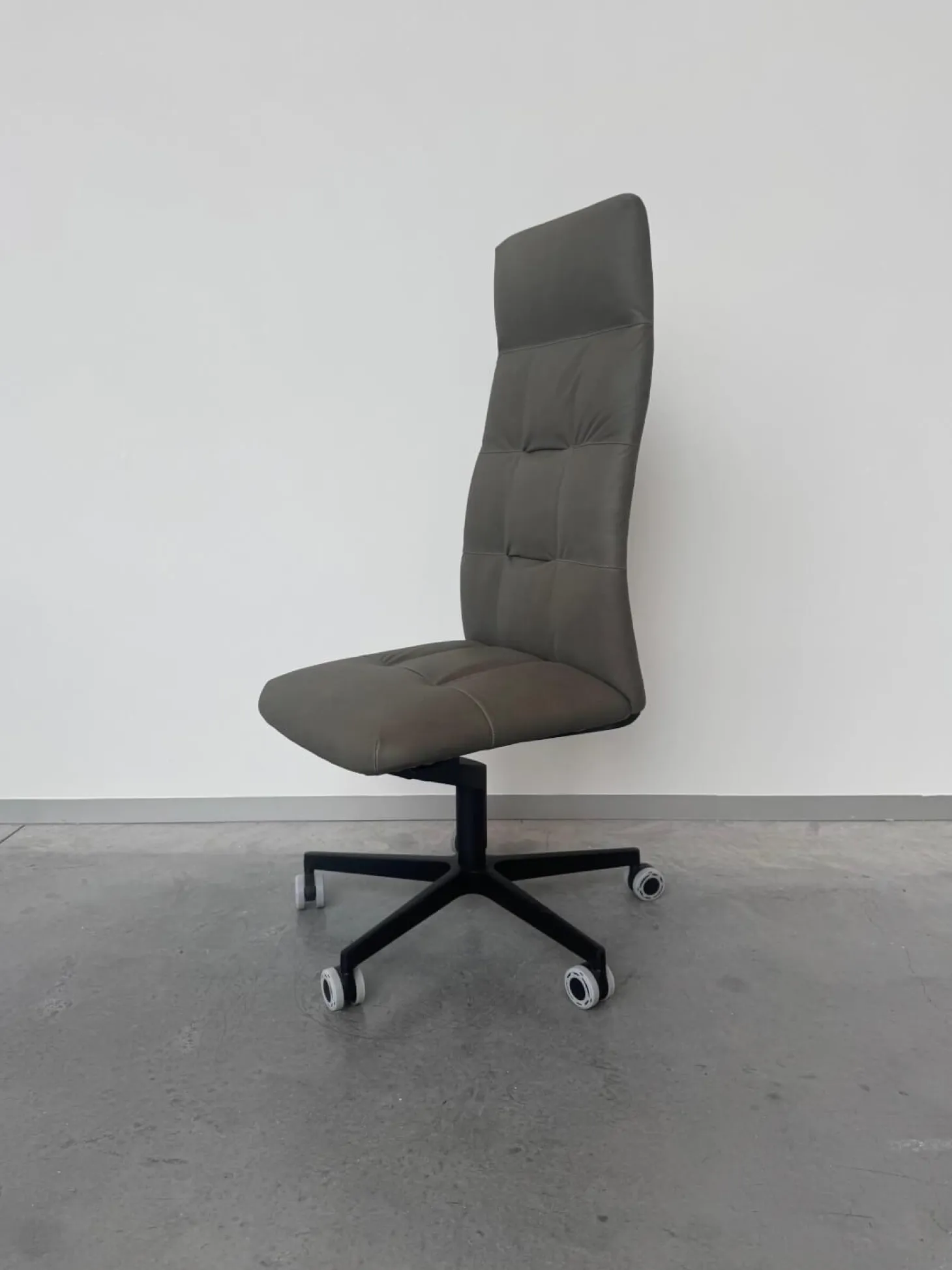 Bürodrehstuhl Leadchair Management Soft Leder Vintage 1436 Fango Grau 5 Stern Gestell Metall Schwarz Matt