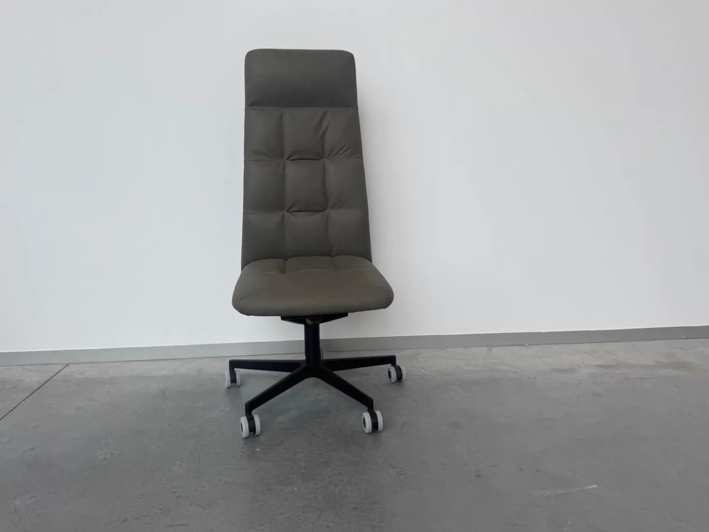 Bürodrehstuhl Leadchair Management Soft Leder Vintage 1436 Fango Grau 5 Stern Gestell Metall Schwarz Matt