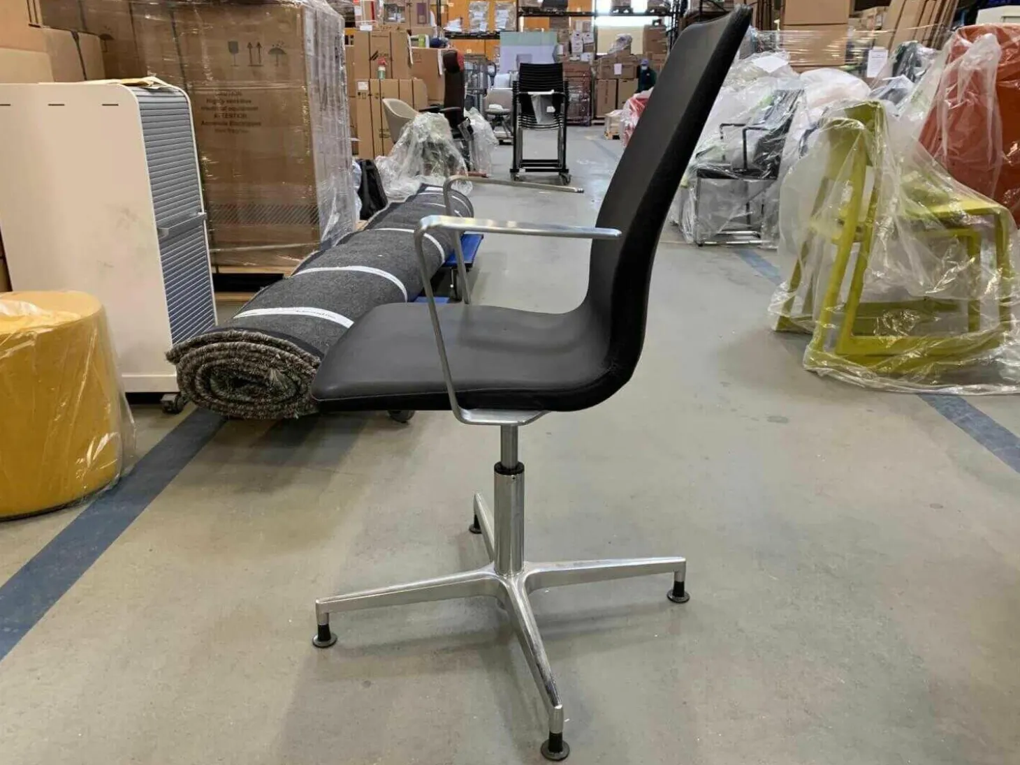 Bürostuhl Tango Leder Schwarz Gestell Poliert auf Gleitern