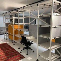 Bürosystem Comma Shelf und Horizontal Beam Melamin Soft Light Screen Vlies Kieselgrau