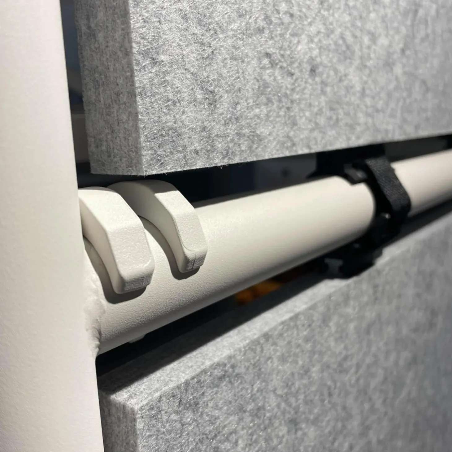 Bürosystem Comma Shelf und Horizontal Beam Melamin Soft Light Screen Vlies Kieselgrau