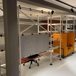 Bürosystem Comma Shelf und Horizontal Beam Melamin Soft Light Screen Vlies Kieselgrau