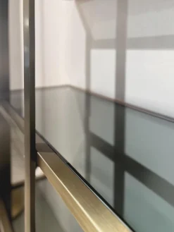 Cabinet Clio Regal Messing Gebürstet Schwazes Finish Glas Smoke Grau