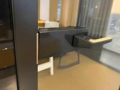 CAS-Room Think Tank mit Elektrifizierung 1 Tisch Weiß 4 Stühle Vitra Tip Ton