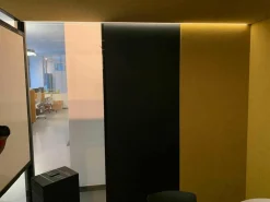 CAS-Room Think Tank mit Elektrifizierung 1 Tisch Weiß 4 Stühle Vitra Tip Ton