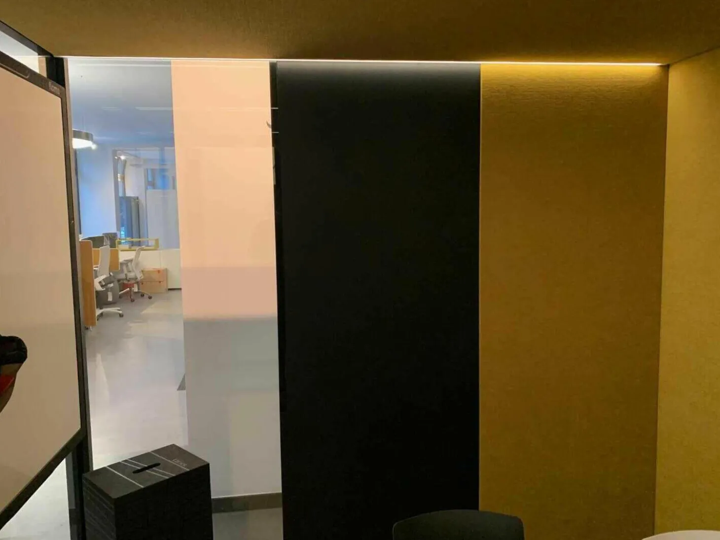 CAS-Room Think Tank mit Elektrifizierung 1 Tisch Weiß 4 Stühle Vitra Tip Ton