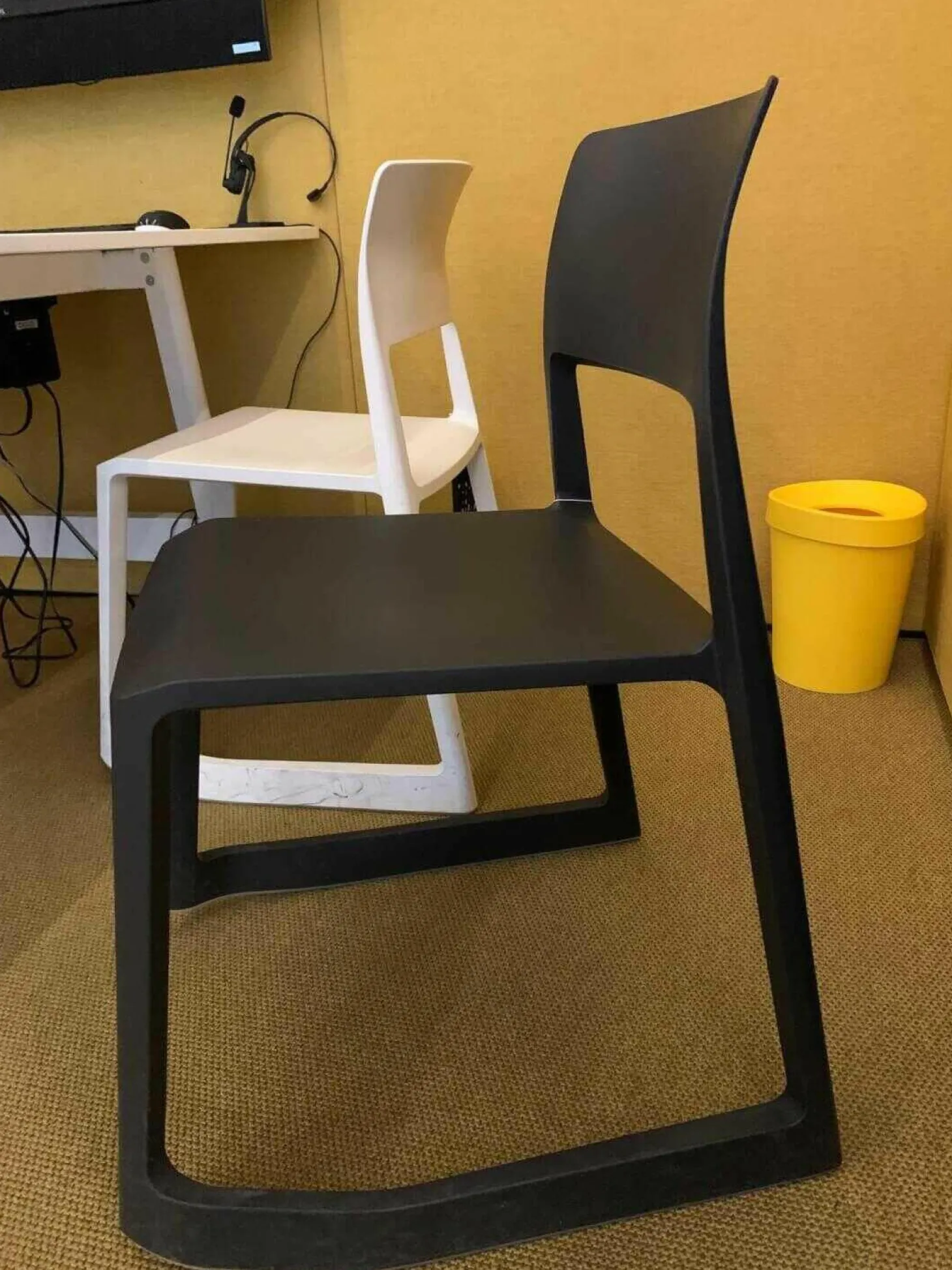 CAS-Room Think Tank mit Elektrifizierung 1 Tisch Weiß 4 Stühle Vitra Tip Ton