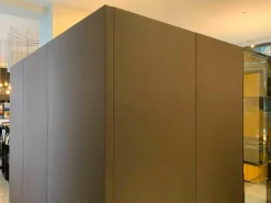 CAS-Room Think Tank mit Elektrifizierung 1 Tisch Weiß 4 Stühle Vitra Tip Ton