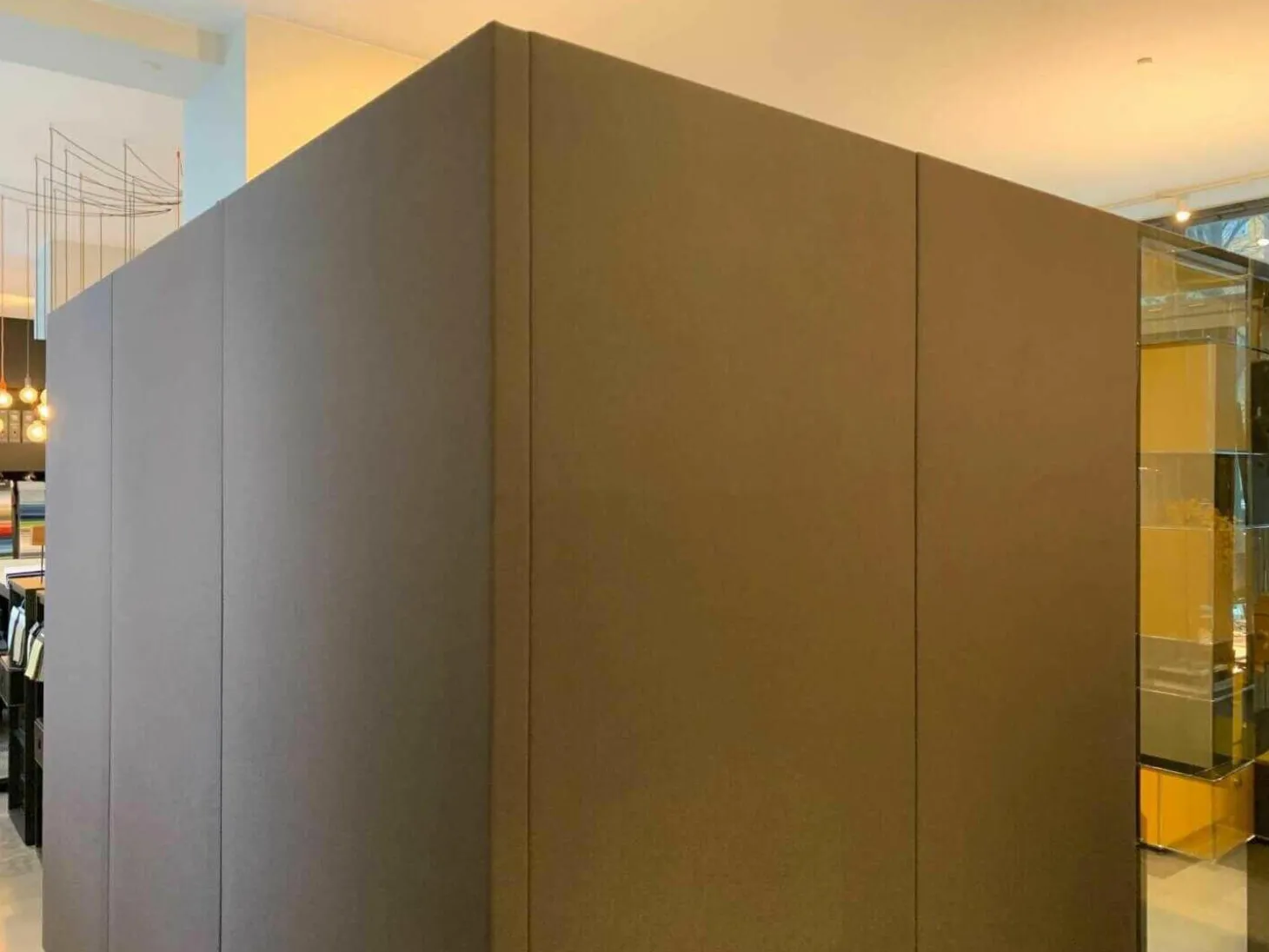 CAS-Room Think Tank mit Elektrifizierung 1 Tisch Weiß 4 Stühle Vitra Tip Ton