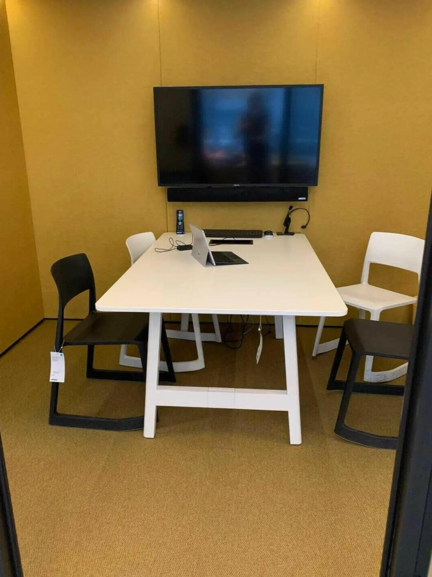 CAS-Room Think Tank mit Elektrifizierung 1 Tisch Weiß 4 Stühle Vitra Tip Ton