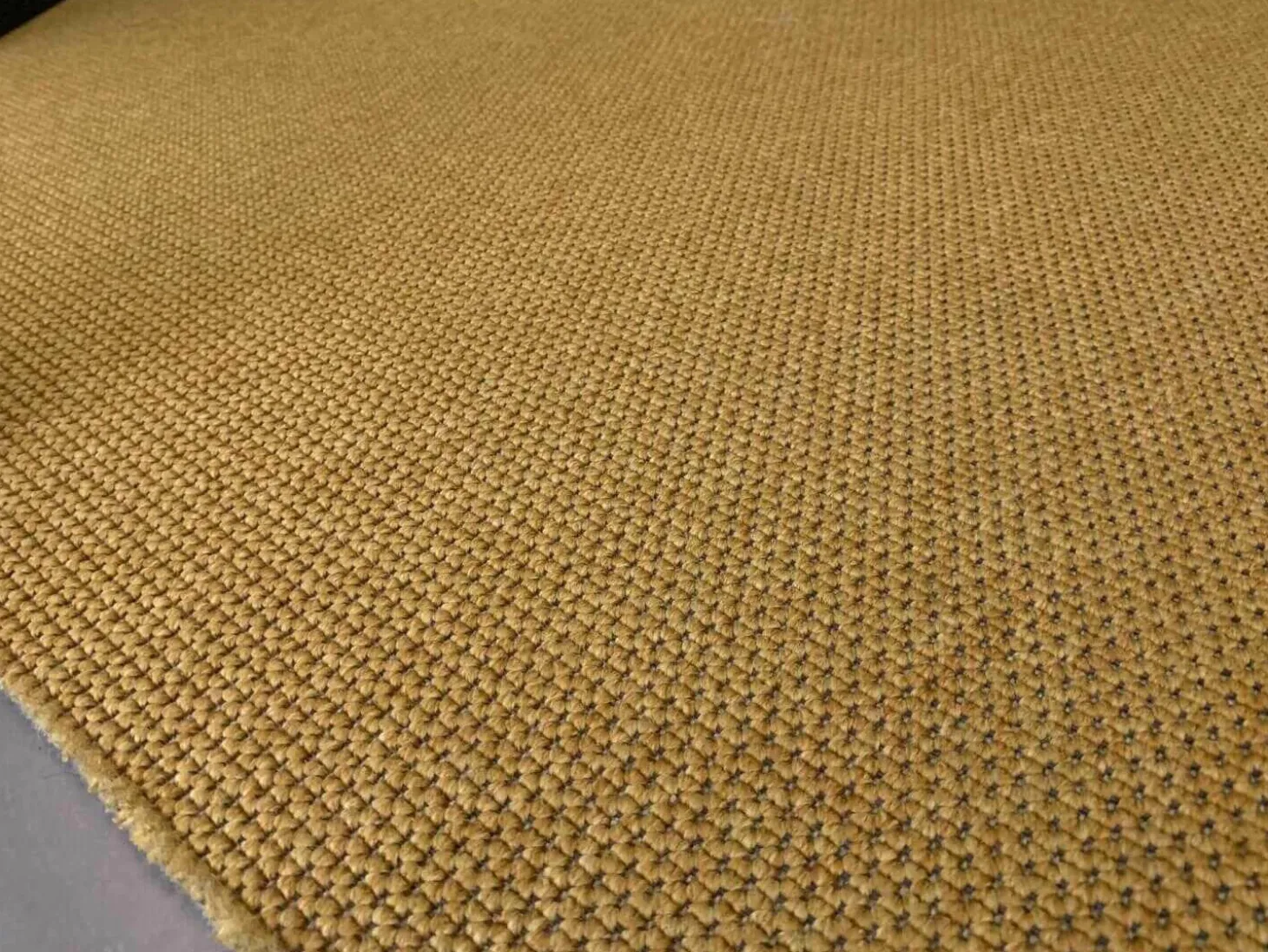 CAS-Room Think Tank mit Elektrifizierung 1 Tisch Weiß 4 Stühle Vitra Tip Ton