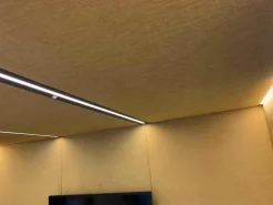 CAS-Room Think Tank mit Elektrifizierung 1 Tisch Weiß 4 Stühle Vitra Tip Ton