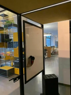 CAS-Room Think Tank mit Elektrifizierung 1 Tisch Weiß 4 Stühle Vitra Tip Ton