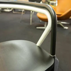 Chair 2 Gestell Esche Massiv Schwarz Metallrohr Weiß Matt Sitzfläche Birkenholz mit Massivesche
