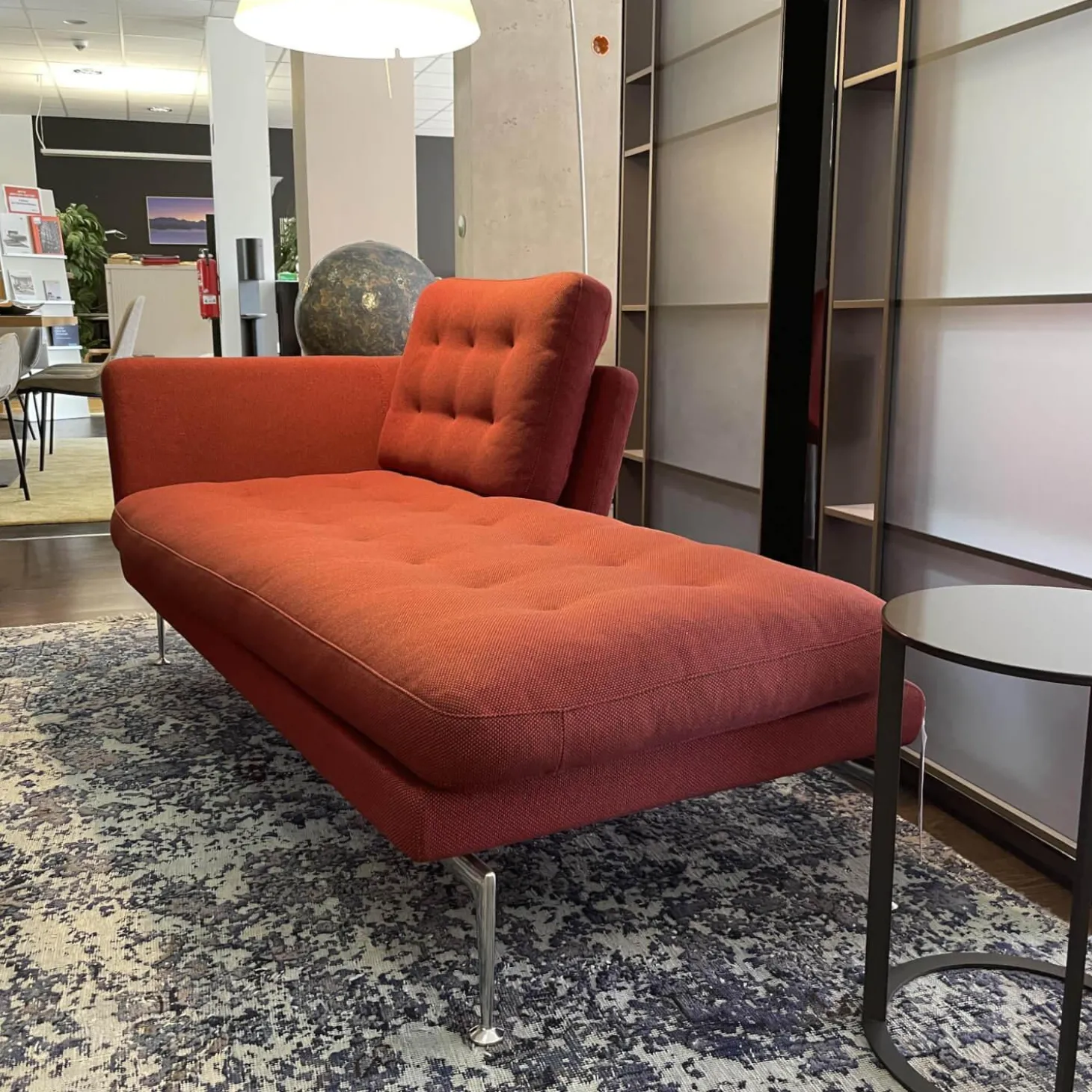 Chaise Lounge Suita Klein Stoff Laser Farbe 35 Rot Moorbraun Untergestell Poliert