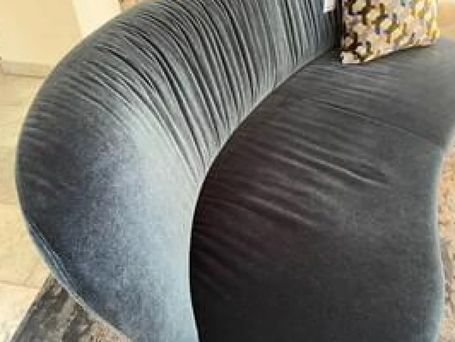 Cocktailsofa Nierenförmig Stoff Emilia 151 Dunkelblau Füße Schwarz Gebeizt