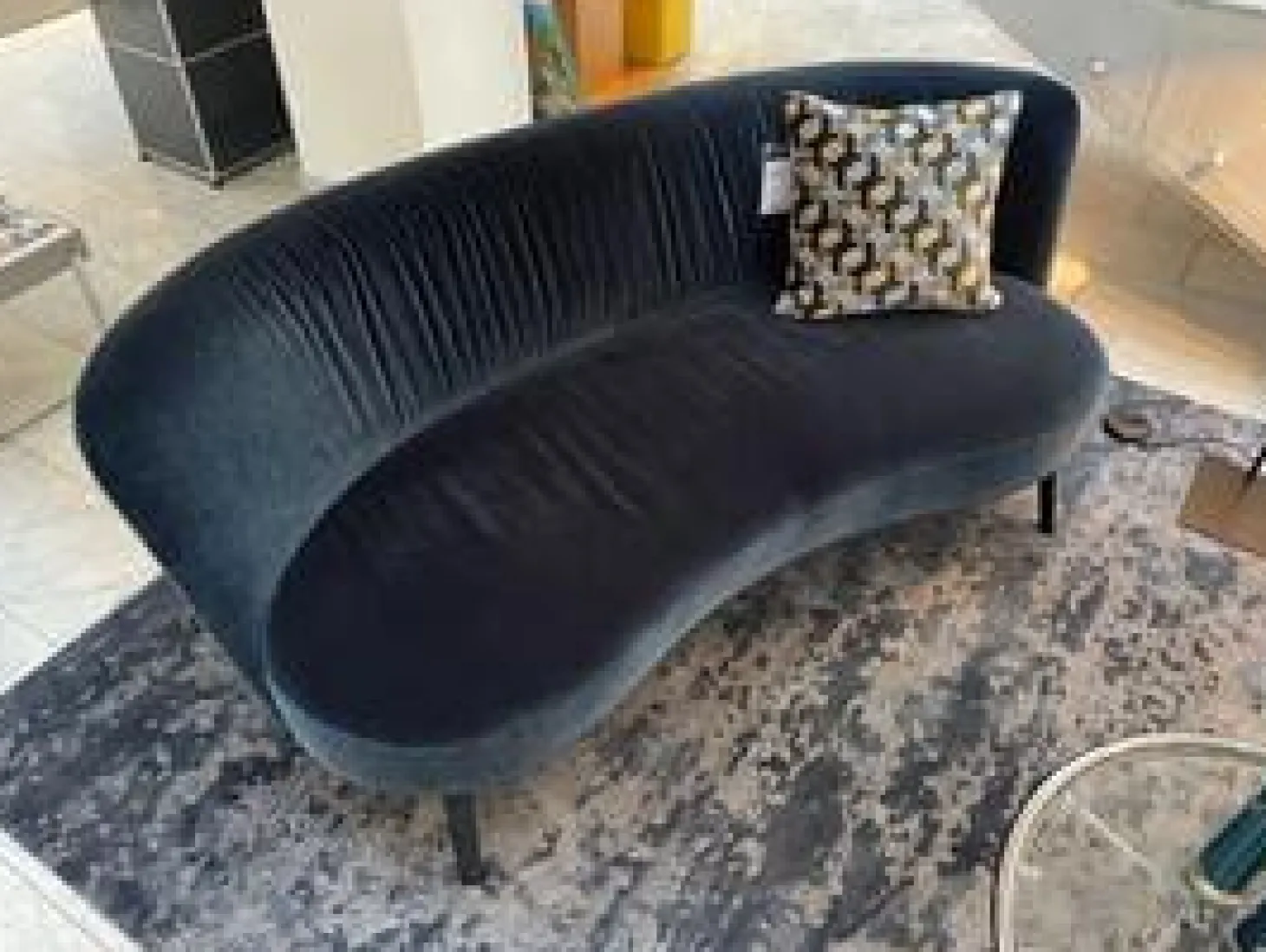 Cocktailsofa Nierenförmig Stoff Emilia 151 Dunkelblau Füße Schwarz Gebeizt