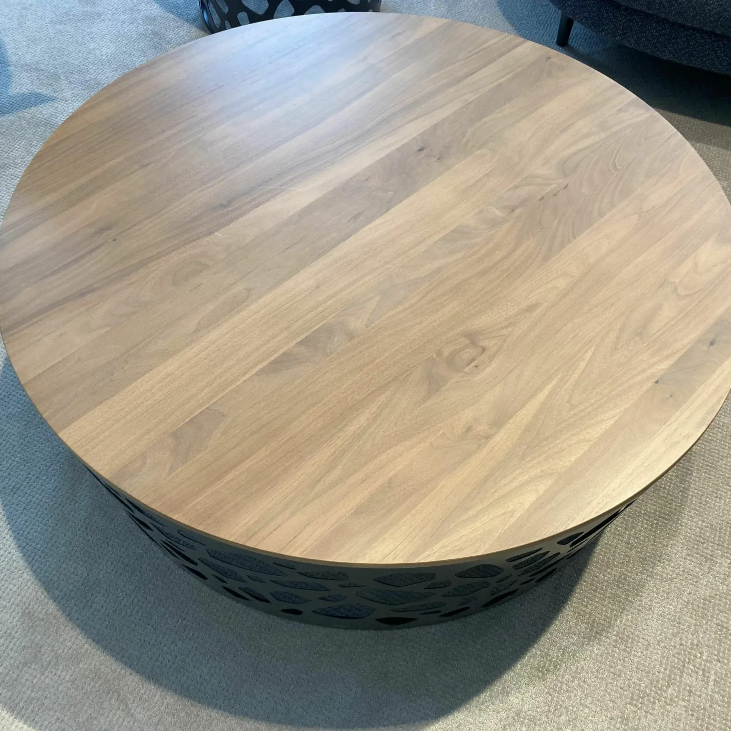 Couchtisch 926-132 Couchtisch Platte Massivholz Nussbaum Amerikanisch Gestell Stahl Glatt Lackiert Matt Umbragrau Grau