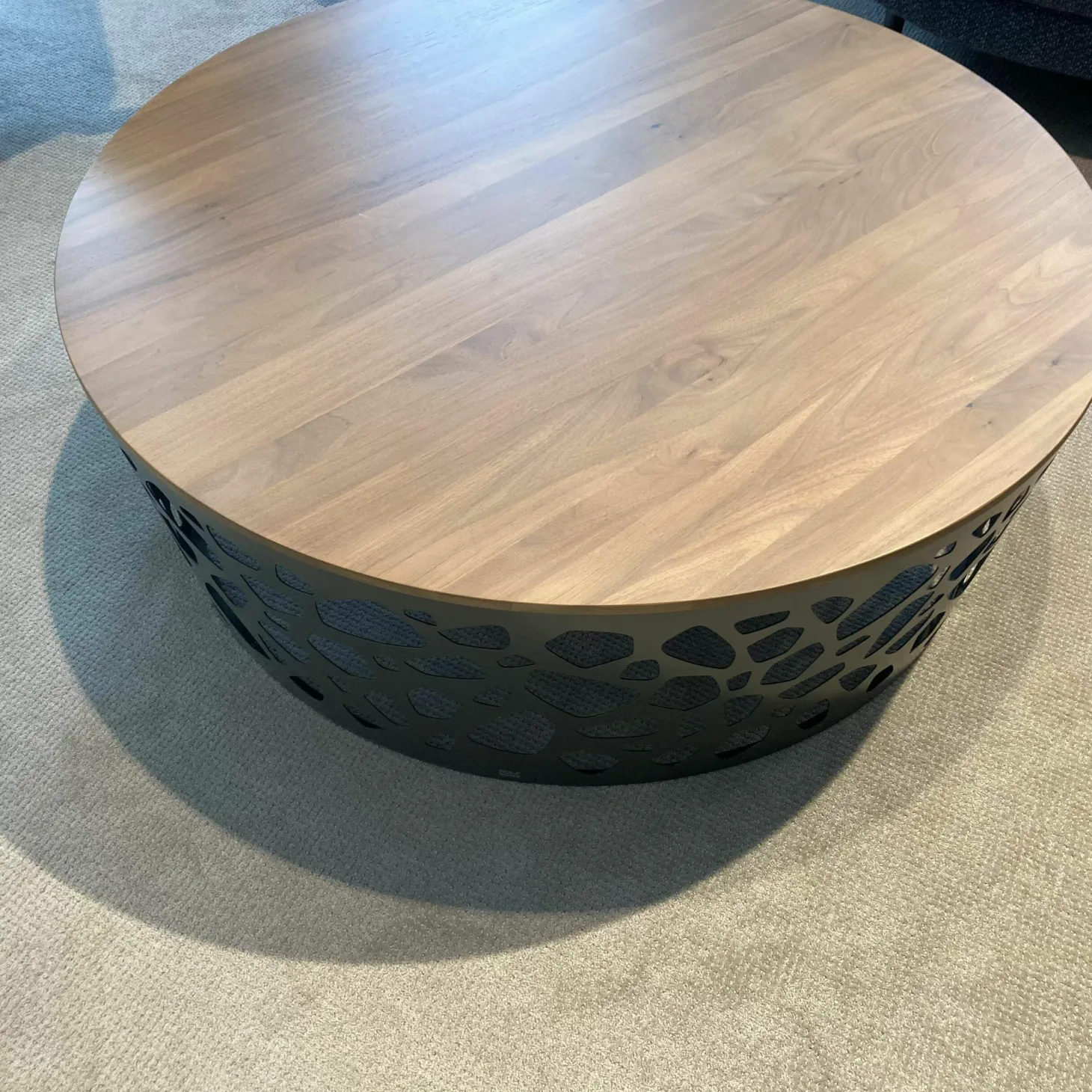 Couchtisch 926-132 Couchtisch Platte Massivholz Nussbaum Amerikanisch Gestell Stahl Glatt Lackiert Matt Umbragrau Grau