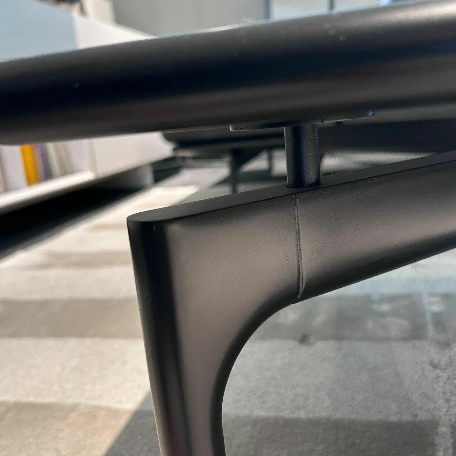 Couchtisch 901-211 Platte Marmor Carrara Grau Geledert Gestell Buche Verkehrsschwarz Lackiert