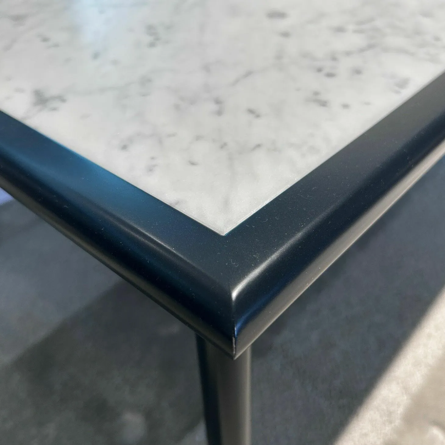 Couchtisch 901-211 Platte Marmor Carrara Grau Geledert Gestell Buche Verkehrsschwarz Lackiert