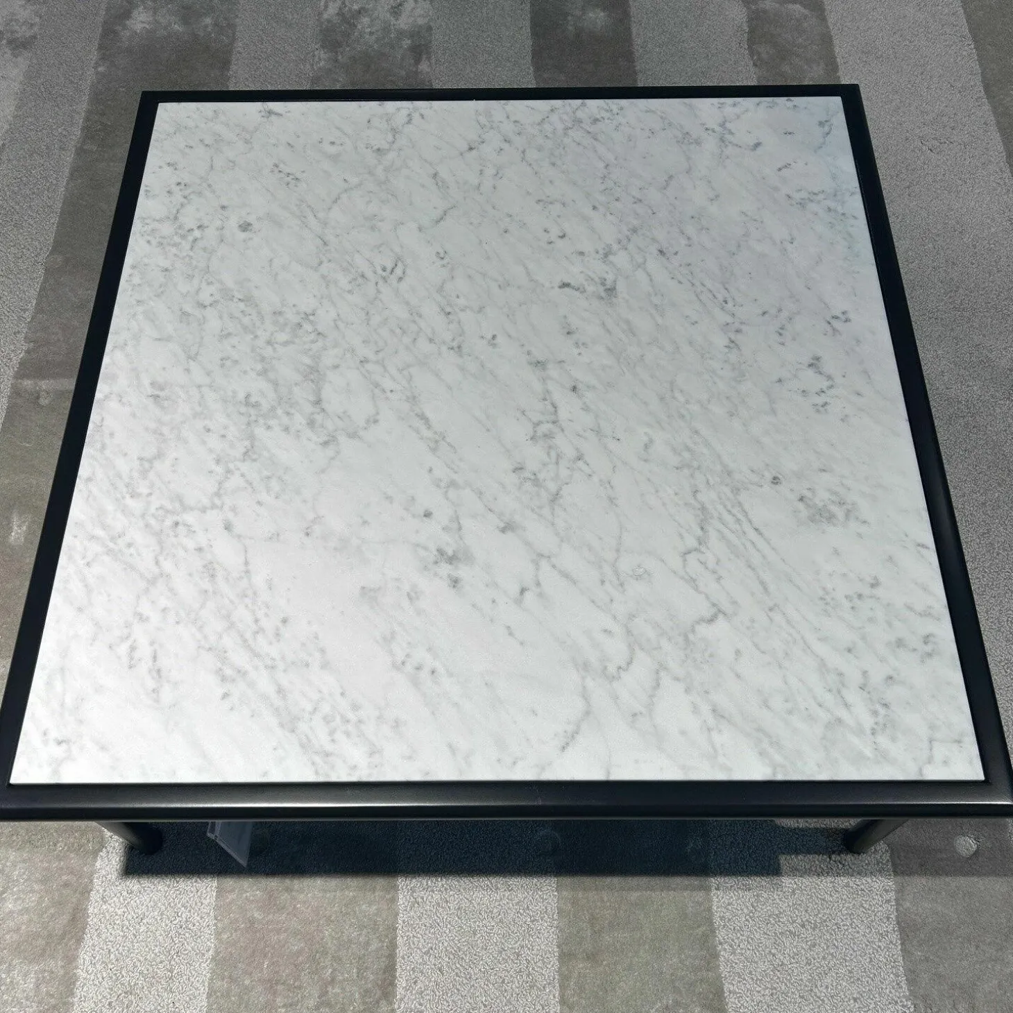 Couchtisch 901-211 Platte Marmor Carrara Grau Geledert Gestell Buche Verkehrsschwarz Lackiert