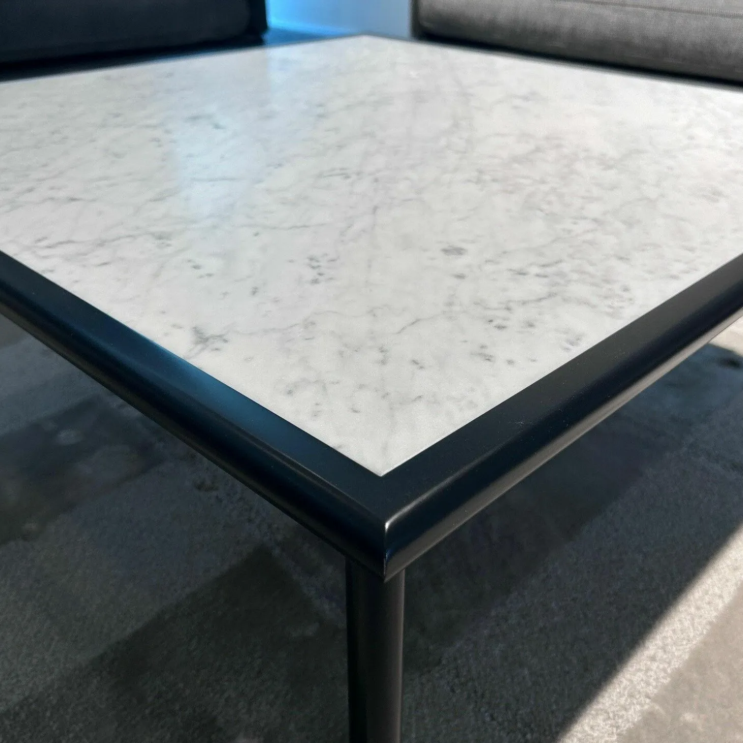 Couchtisch 901-211 Platte Marmor Carrara Grau Geledert Gestell Buche Verkehrsschwarz Lackiert