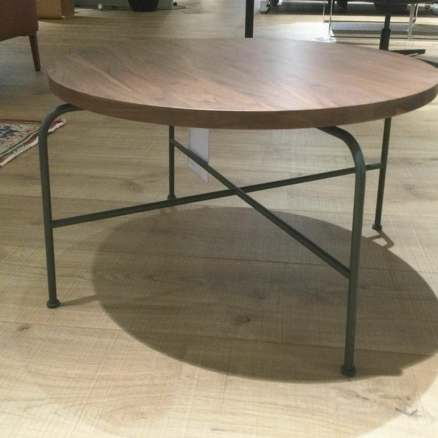 Couchtisch 947-353 Platte Nussbaum Massiv Gestell Metall Lackiert Umbragrau